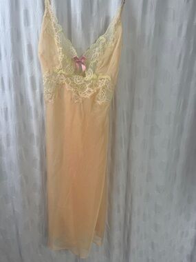 Victoria’s Secret Peach Lace-Trim Slip Nightgown size medium LNWOT
